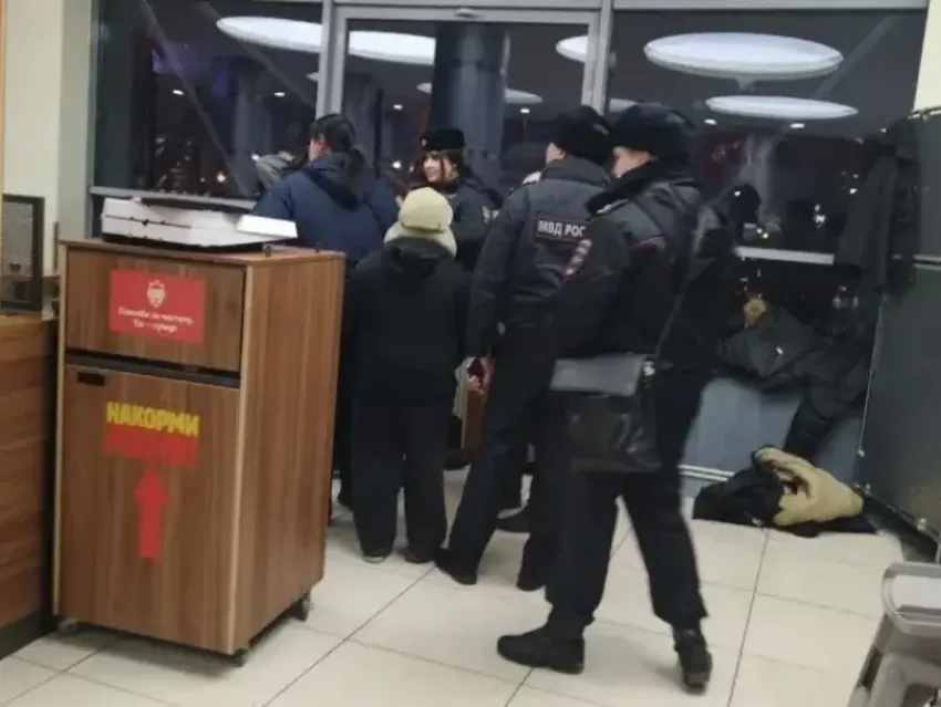 Полицейские рейды в волжских ТЦ взяли под контроль подростковые тусовки на фудкортах 