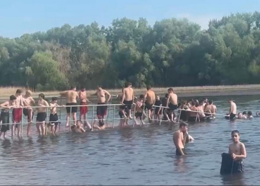 В Волжском подростки превратили озеро Круглое в опасный аттракцион: видео