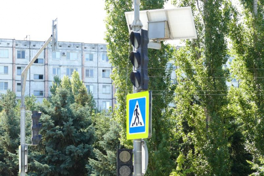 К 1 сентября в Волжском на улице Александрова появится новый светофор для школьников