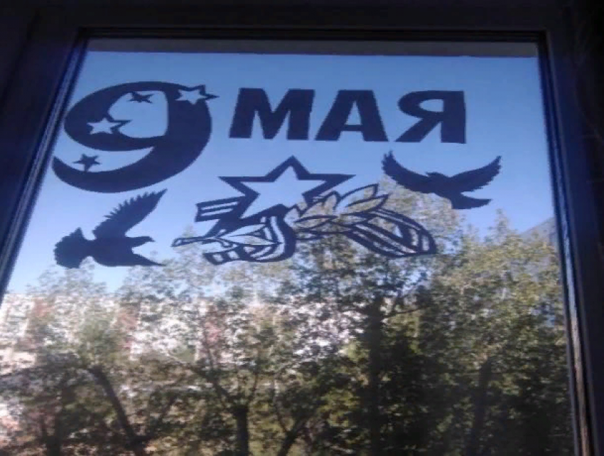 Волжане украсили окна своих домов символами великого праздника