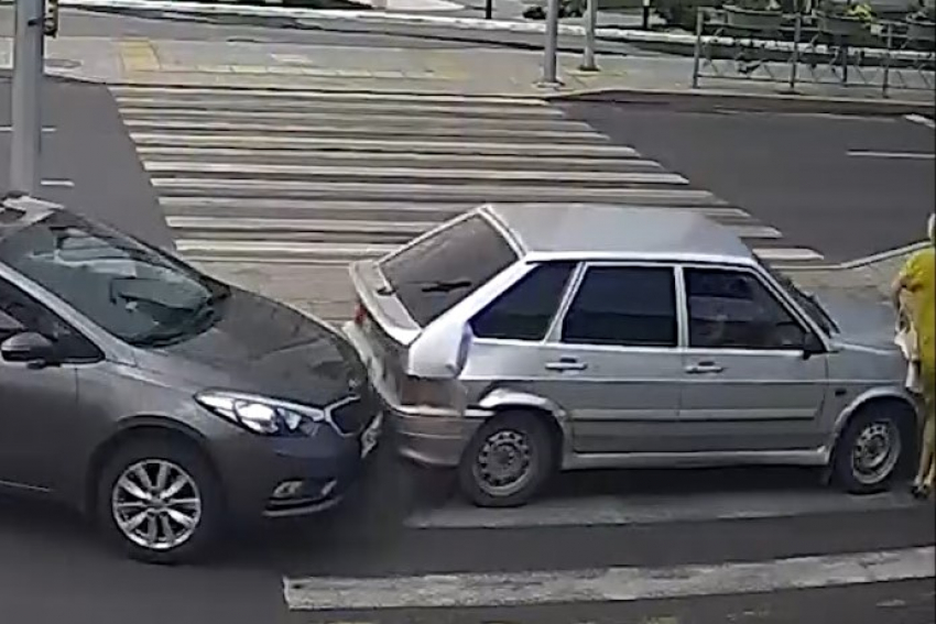 «Четырку» отбросило на пешехода в Волгограде: видео