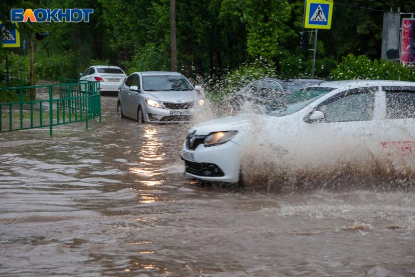 МЧС предупреждает о грозах и шквалистом ветре: погода в Волжском