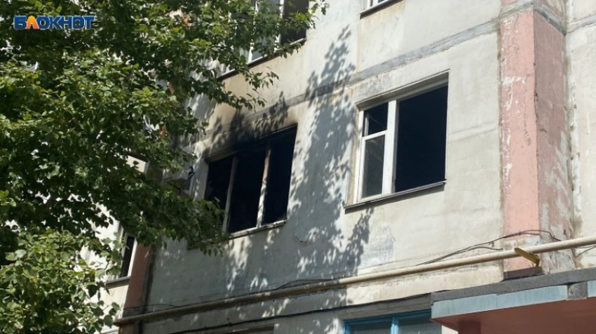 Квартира в 9-этажке выгорела в Волжском: репортаж с места пожара