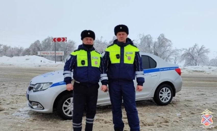 В Волгоградской области сотрудники ДПС пришли на помощь в снежную бурю