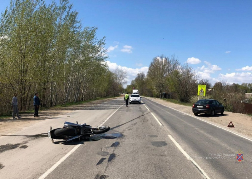 Мотоцикл врезался в иномарку на трассе в Среднеахтубинском районе