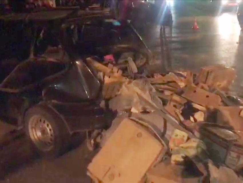 Семью волжан без сознания доставали из покореженной легковушки