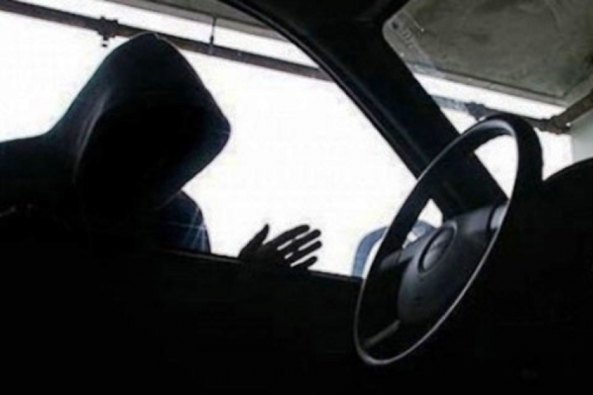 Пьяный камышанин с третьей попытки совершил угон и врезался в столб