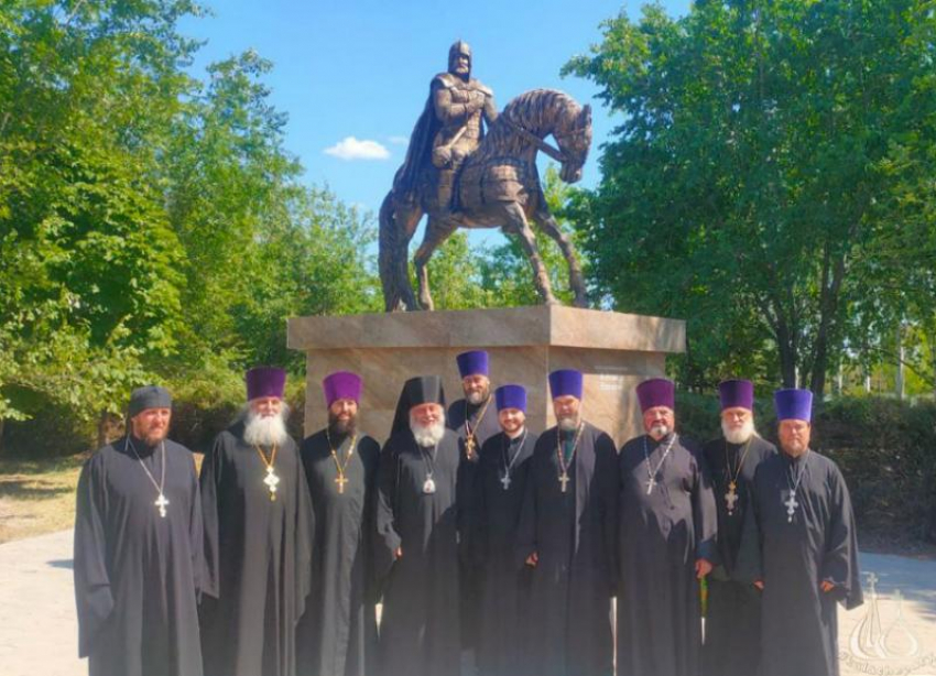 На коне: в Волжском установлен памятник полководца Александра Невского