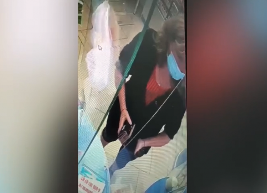 Полиция разыскивает женщину, укравшую сотовый телефон в аптеке в Волжском: видео