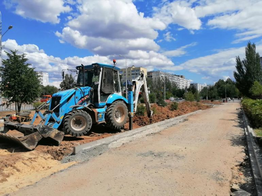 В Волжском начали обустраивать территорию у «Красного креста»