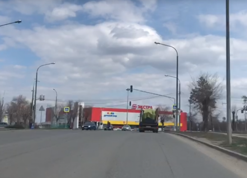 Светофор сломался на опасном перекрестке в Волжском: видео