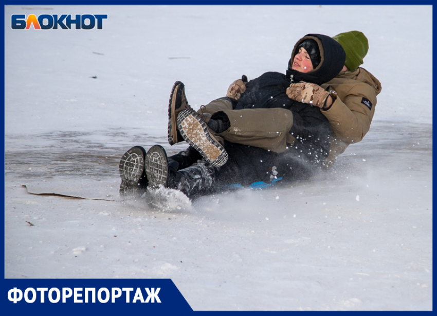 Смех, ватрушки и снег за шиворотом: как Волжский проводит идеальные зимние выходные на снежной горке 