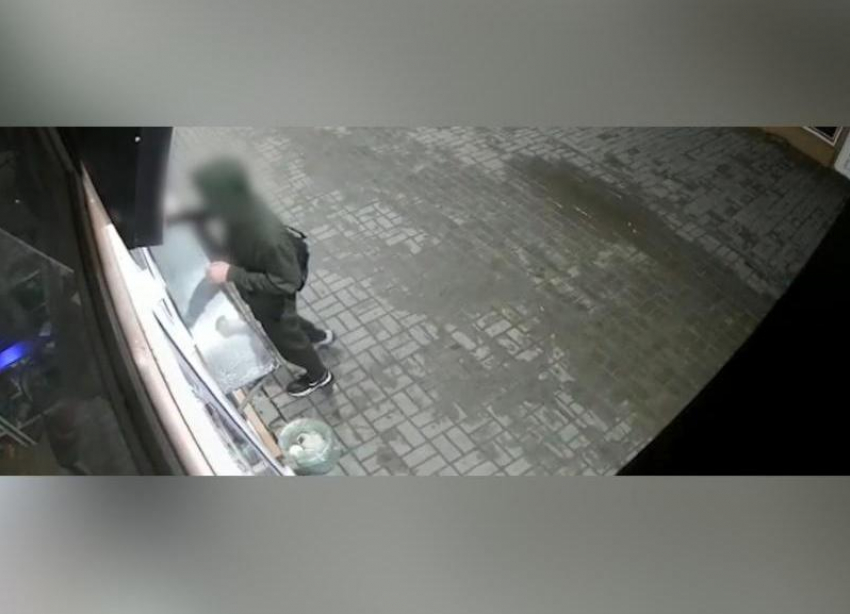 Ограбление магазина в Волгограде попало на видео