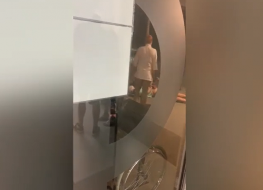 Пьяные мужчины устроили дебош в больнице Фишера в Волжском: видео