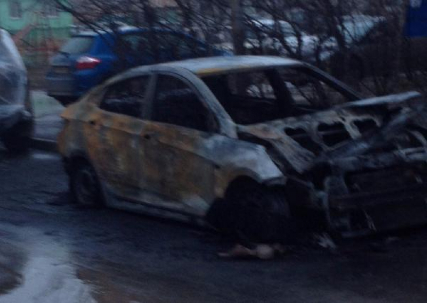 Минувшей ночью в Волжском сгорели Hyundai и Volkswagen