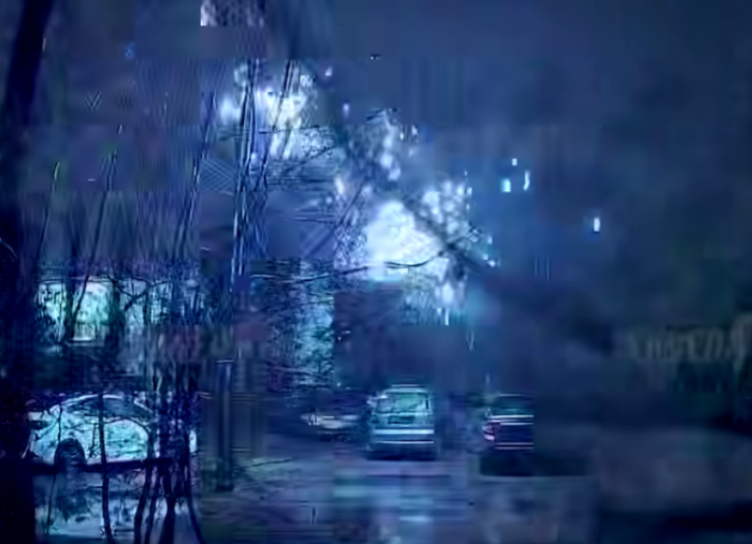 Ураган повалил дерево на провода и машины в Волжском: видео