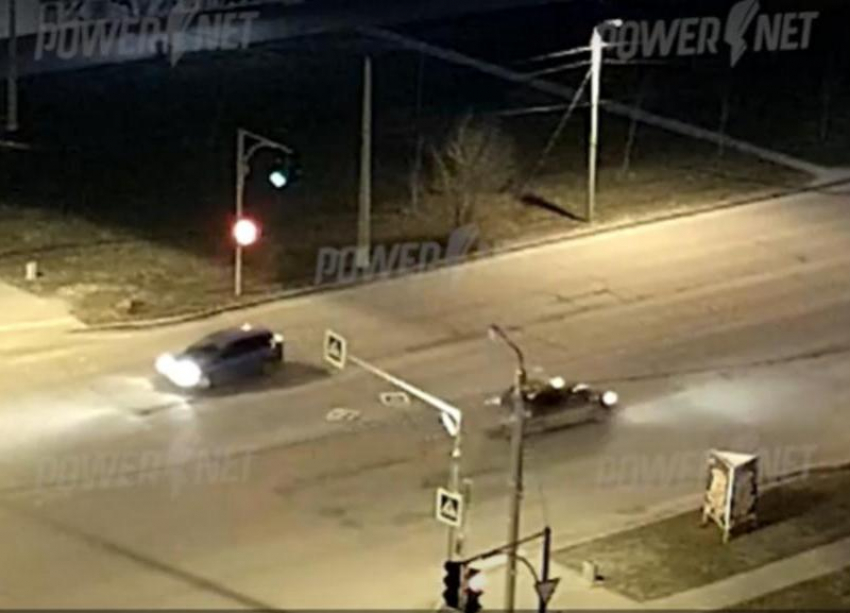 Улетел, как воздушный шарик: в Волжском дорожный знак снесло ветром