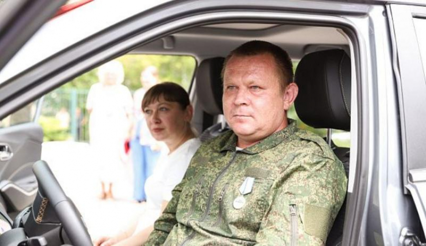 Ветерану СВО из Волгоградской области, лишившемуся ног, подарили автомобиль