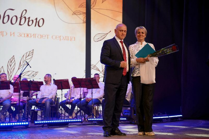 Волжские педагоги получили 139 наград в преддверии Дня учителя