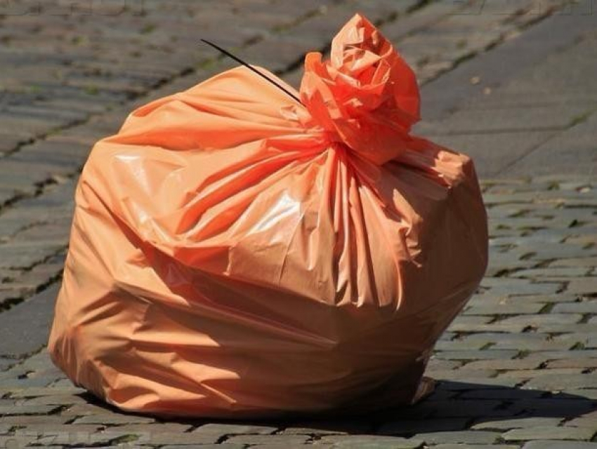 В Волжском заключенные уберут мусор в 8 микрорайоне