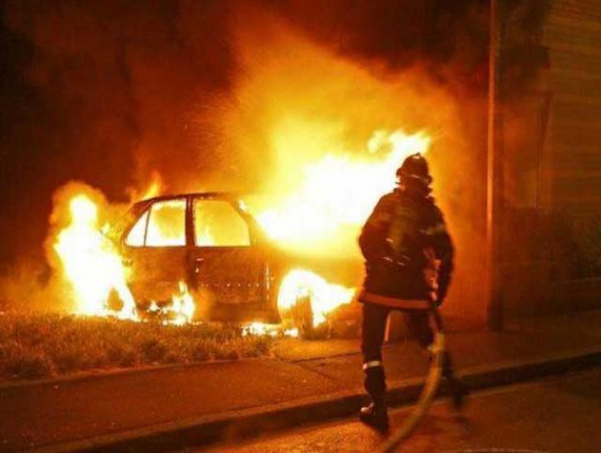 В Волжском горят автомобили