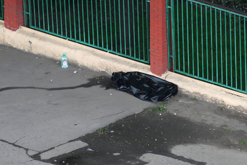 На школьном стадионе в Волжском обнаружили труп мужчины