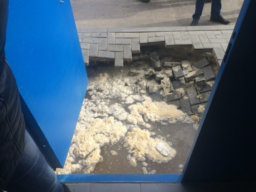 У жилого дома в Волгограде провалился тротуар 