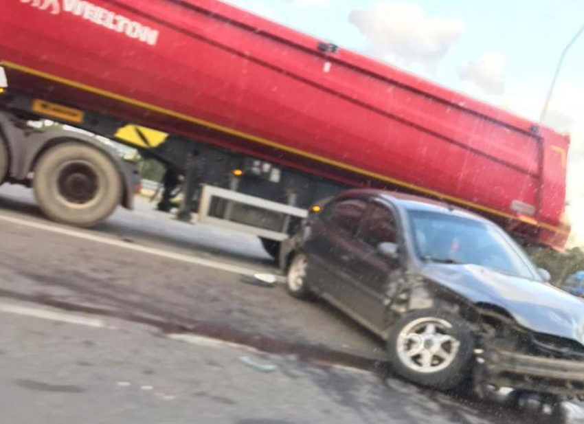 Иномарка попала под фуру в Волгоградской области