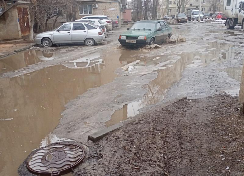 Огромная лужа во дворе уже много лет мешает жителям Волжского