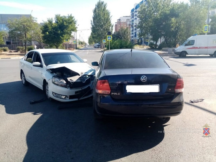 Два ДТП в Волжском: автоледи и водитель скутера попали в больницу