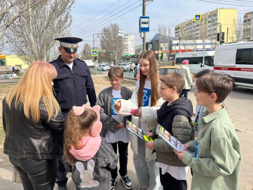 Волжские школьники и ГИБДД провели акцию за безопасность на дорогах