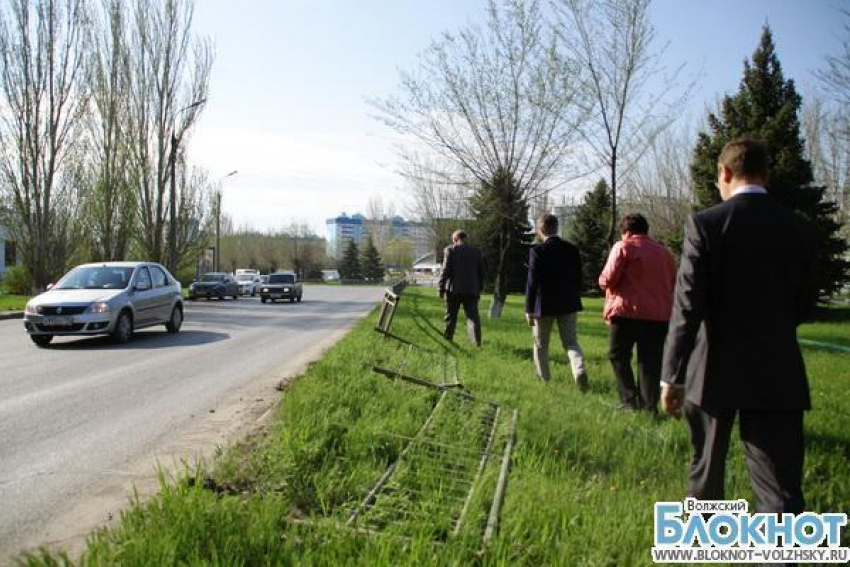 В Волжском сломанные при ДТП ограждения будут ремонтировать виновники