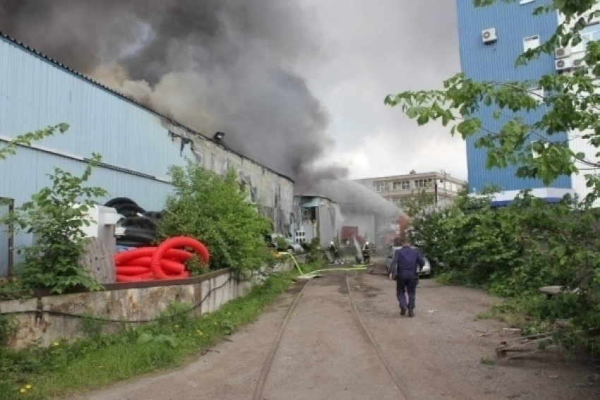 В Волгограде горел оптовый склад