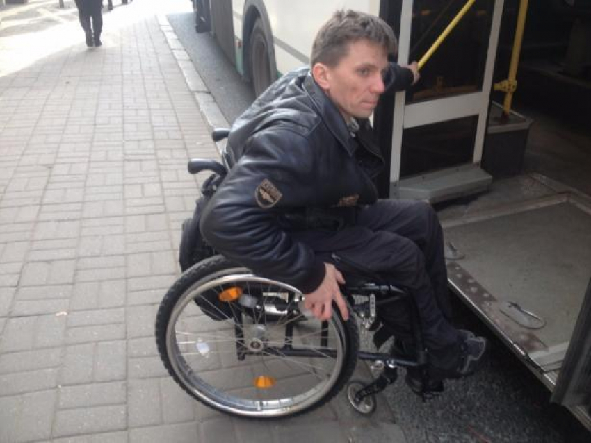 Странный график автобусов для инвалидов сделали власти Волжского: на погрузку им отвели по 20 секунд
