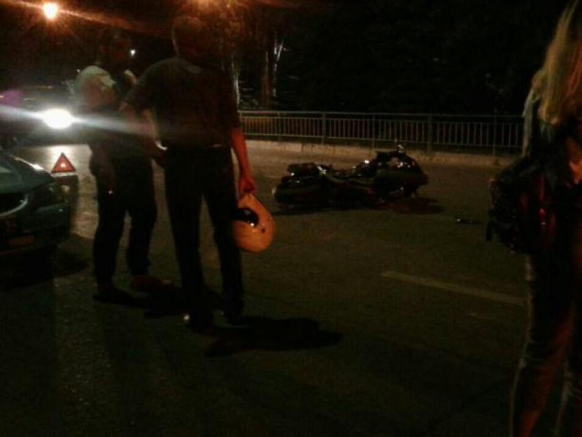 Неопытный автомобилист «подрезал» мотоциклиста и кинулся драться