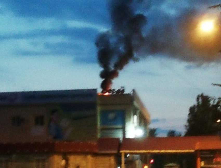 Еще одну крышу торгового центра охватил огонь