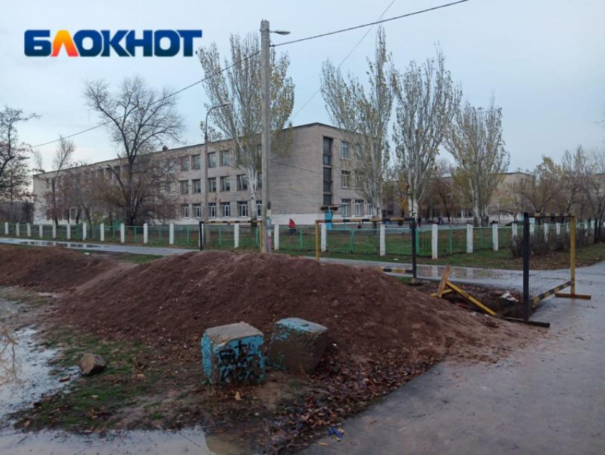 Метровые траншеи разрыли вокруг школы №6 Волжского и бросили без ограждений