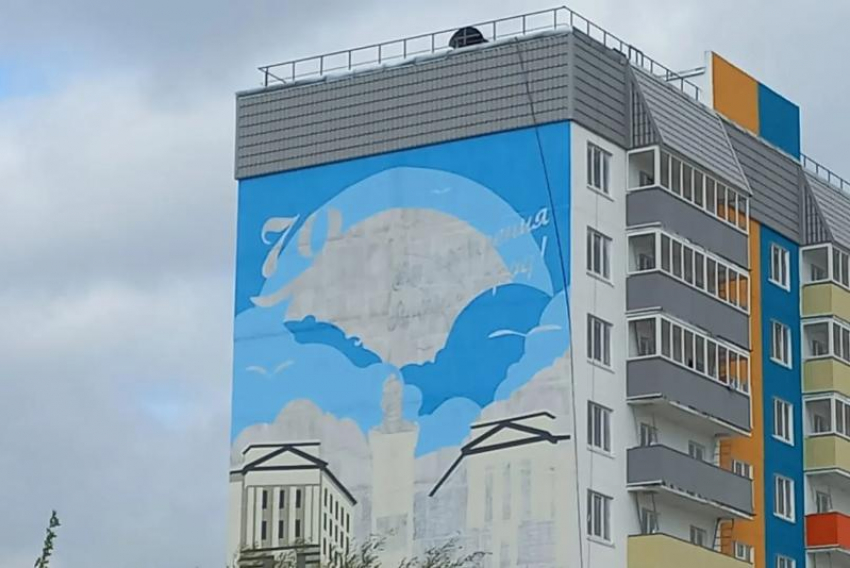 В Волжском обновляют фасады МКД, на зданиях появятся 4 новых изображения