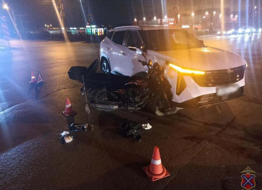 Сезон не закрыт: на дороге в Волжском пострадал мотоциклист