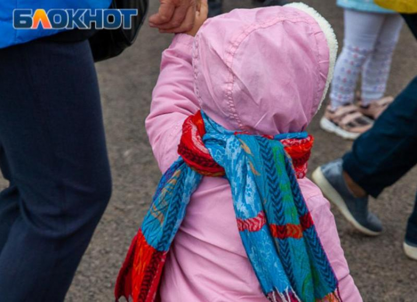 Пьяная мать бросила 3-летнюю дочь в стену в Волжском