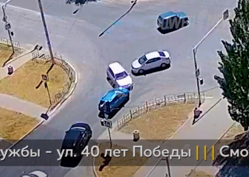 Автомобилист пытался уйти от столкновения и попал в ДТП в Волжском