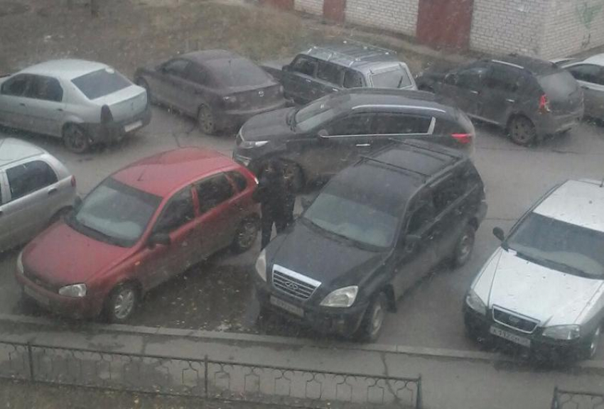 В Волжском автоледи на Киа на полчаса блокировала выезд нескольким машинам