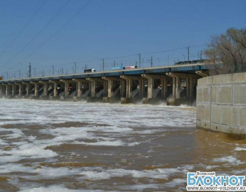 Волжская ГЭС начала сброс воды