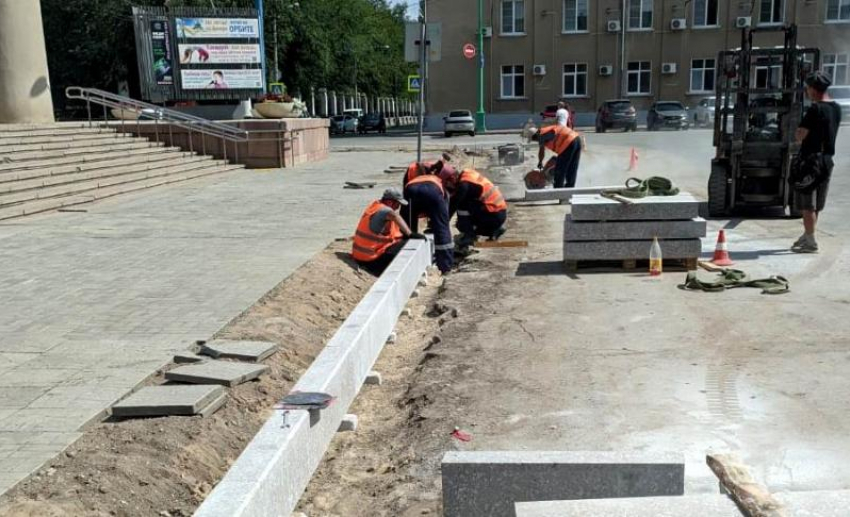 Благоустройство Волжского идет полным ходом: подрядчики работают на двух объектах