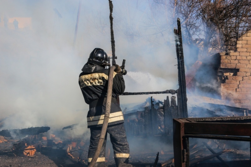 Два частных дома сгорели под Волжским