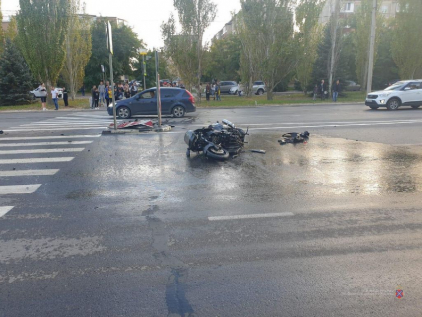 В Волжском в ДТП с мотоциклом пострадали два человека
