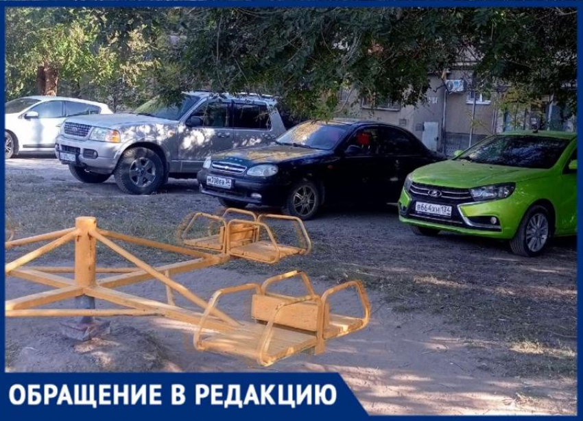 В Волжском жильцы организовали парковку у горки на детской площадке