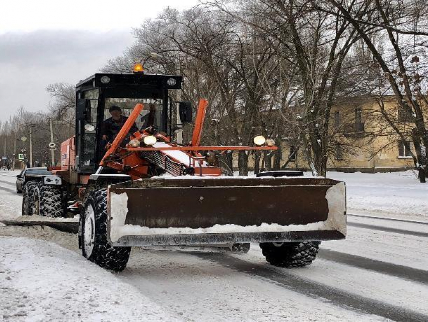 В Волжском на борьбу со снегом на улице вышли 30 машин спецтехники