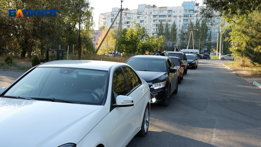 В очереди за бензином: в Волжском вновь стоят колонны авто  на АЗС