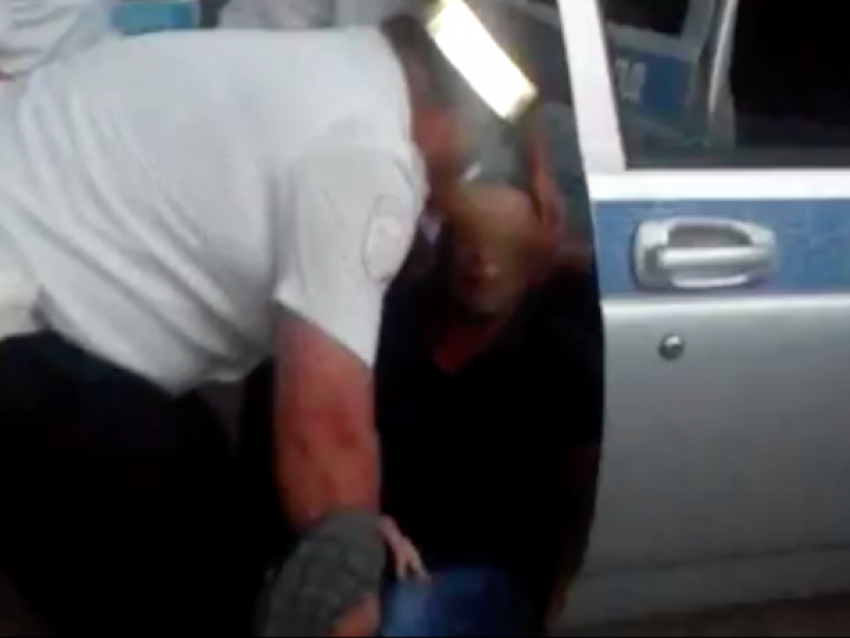Неадекватный каратист при задержании пытался отбиться от полицейских в Волжском